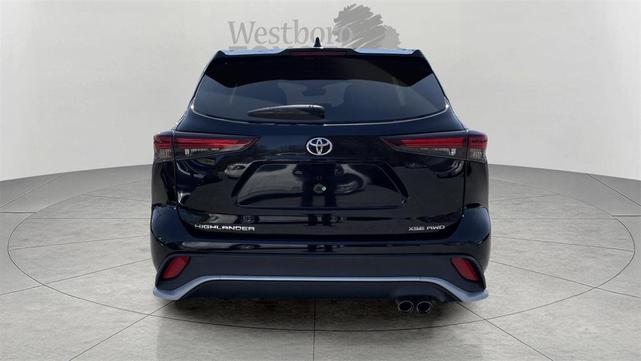 Photo of 2024 Midnight Black Metallic Toyota Highlander