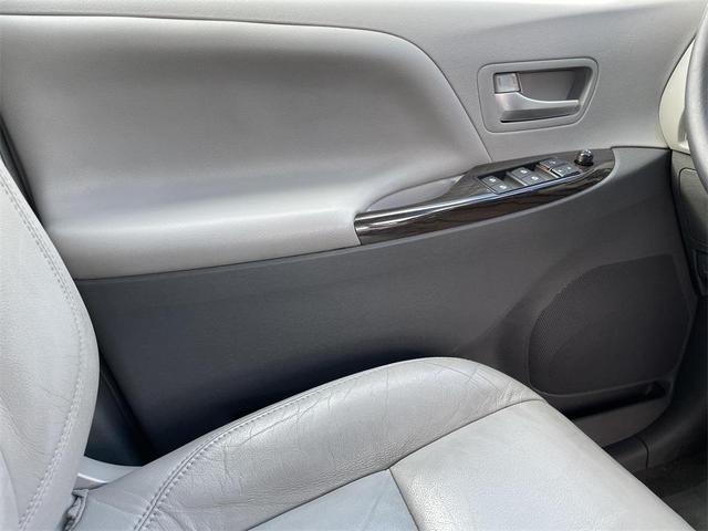 Photo of 2017 Gray Toyota Sienna
