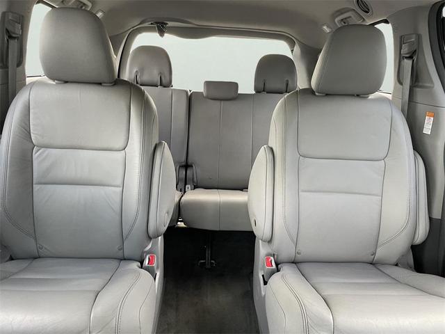 Photo of 2017 Gray Toyota Sienna