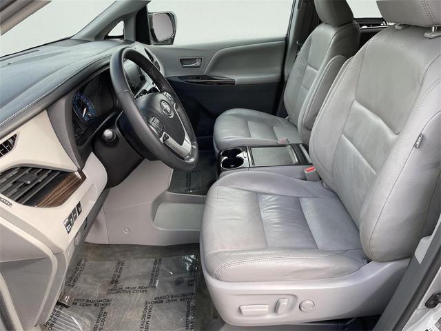 Photo of 2017 Gray Toyota Sienna