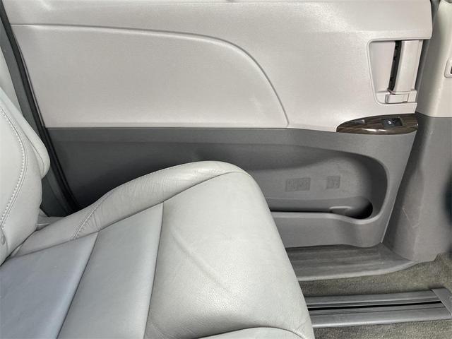 Photo of 2017 Gray Toyota Sienna
