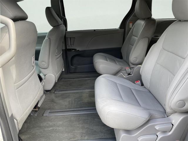 Photo of 2017 Gray Toyota Sienna