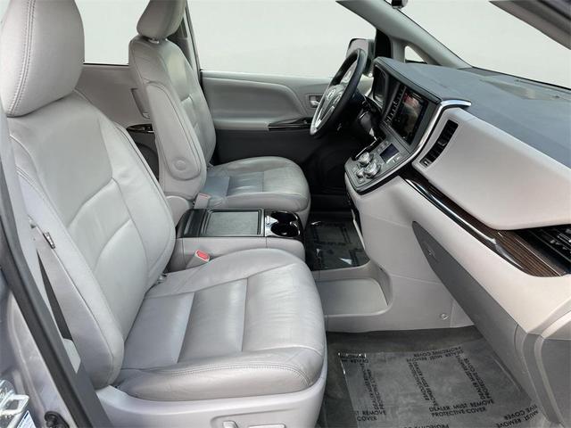 Photo of 2017 Gray Toyota Sienna