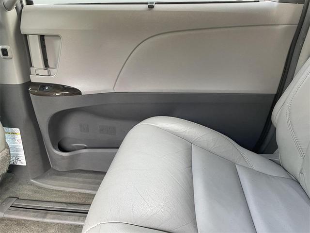 Photo of 2017 Gray Toyota Sienna