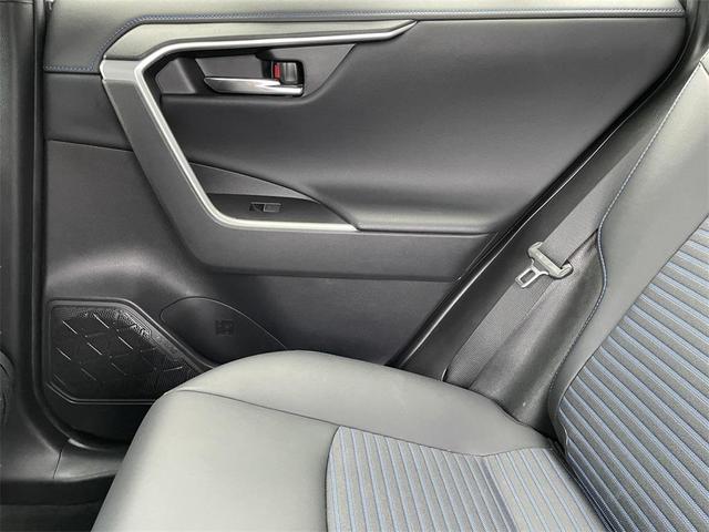 Photo of 2022 White Toyota RAV4 Hybrid