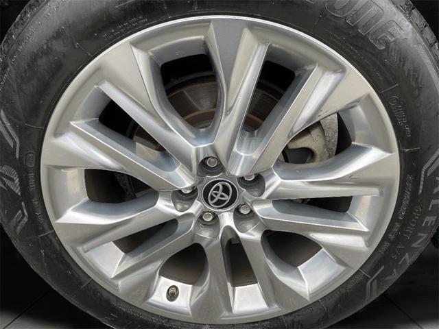 Photo of 2022 Celestial Silver Metallic Toyota Highlander Hybrid