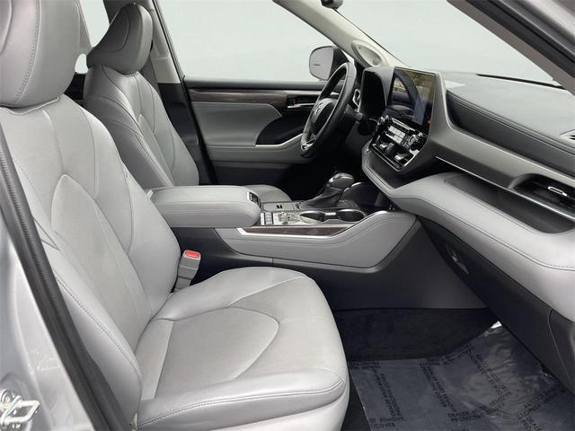 Photo of 2022 Celestial Silver Metallic Toyota Highlander Hybrid