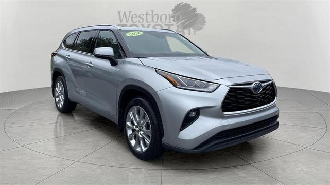 Photo of 2022 Celestial Silver Metallic Toyota Highlander Hybrid
