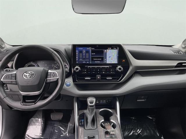Photo of 2022 Celestial Silver Metallic Toyota Highlander Hybrid