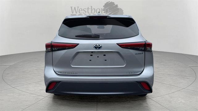 Photo of 2022 Celestial Silver Metallic Toyota Highlander Hybrid