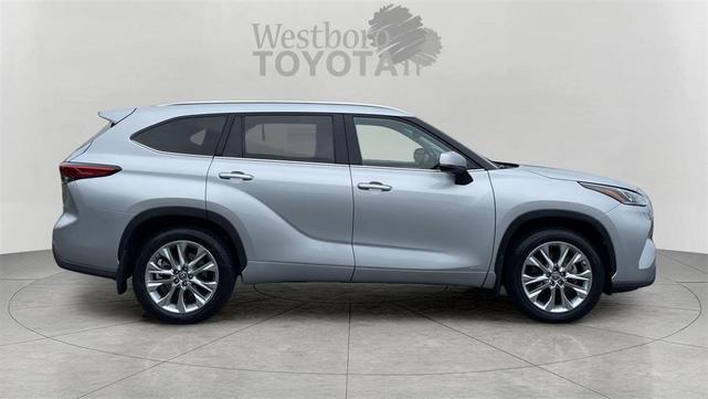 Photo of 2022 Celestial Silver Metallic Toyota Highlander Hybrid