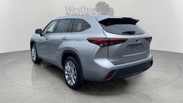 Photo of 2022 Celestial Silver Metallic Toyota Highlander Hybrid