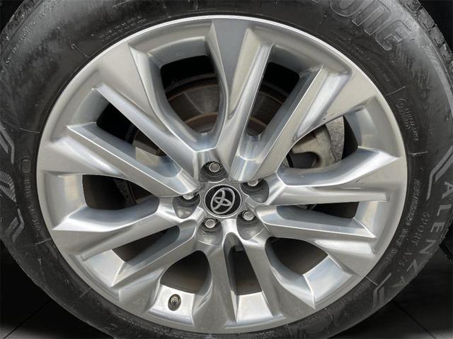 Photo of 2022 Celestial Silver Metallic Toyota Highlander Hybrid