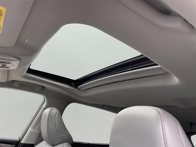 Photo of 2022 Celestial Silver Metallic Toyota Highlander Hybrid
