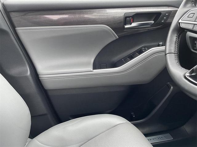Photo of 2022 Celestial Silver Metallic Toyota Highlander Hybrid
