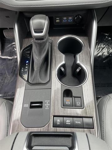 Photo of 2022 Celestial Silver Metallic Toyota Highlander Hybrid
