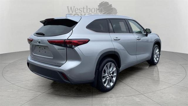 Photo of 2022 Celestial Silver Metallic Toyota Highlander Hybrid