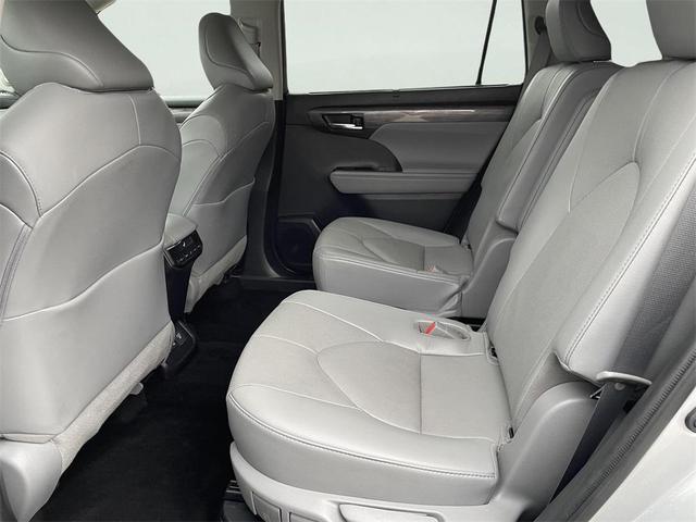 Photo of 2022 Celestial Silver Metallic Toyota Highlander Hybrid