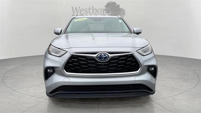 Photo of 2022 Celestial Silver Metallic Toyota Highlander Hybrid