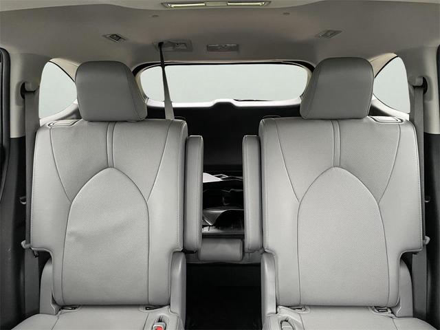 Photo of 2022 Celestial Silver Metallic Toyota Highlander Hybrid