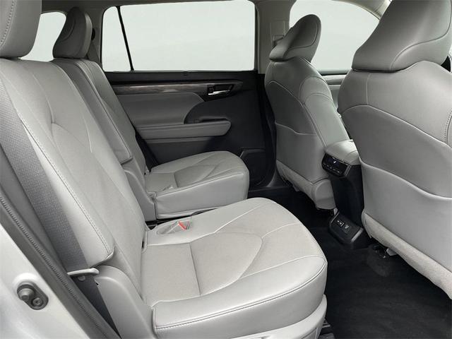 Photo of 2022 Celestial Silver Metallic Toyota Highlander Hybrid