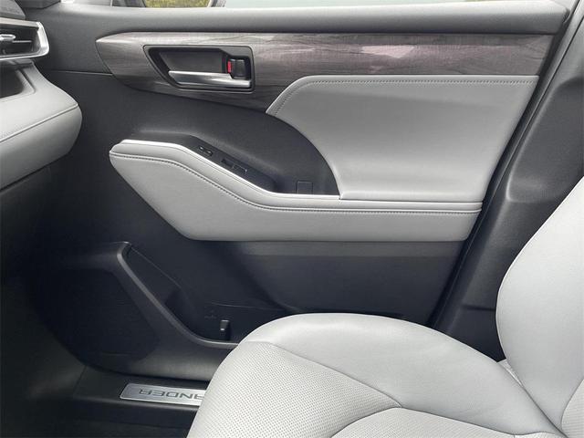 Photo of 2022 Celestial Silver Metallic Toyota Highlander Hybrid