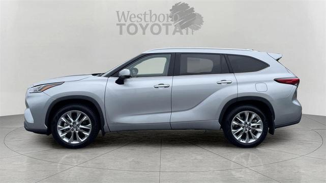 Photo of 2022 Celestial Silver Metallic Toyota Highlander Hybrid