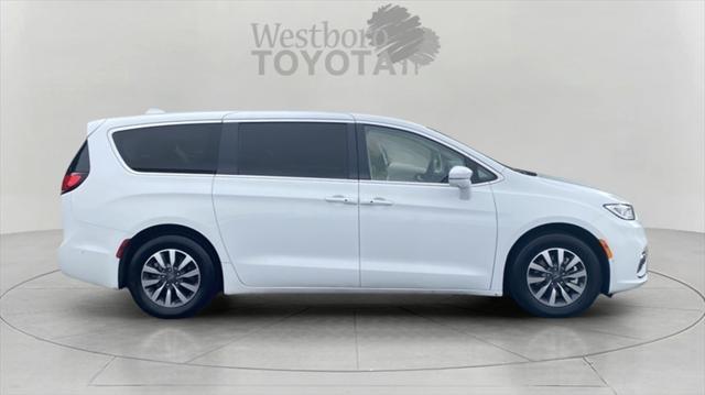Photo of 2022 Bright White Clearcoat Chrysler Pacifica Hybrid