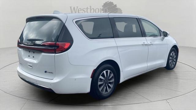 Photo of 2022 Bright White Clearcoat Chrysler Pacifica Hybrid