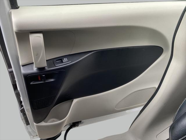 Photo of 2022 Bright White Clearcoat Chrysler Pacifica Hybrid
