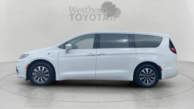 Photo of 2022 Bright White Clearcoat Chrysler Pacifica Hybrid