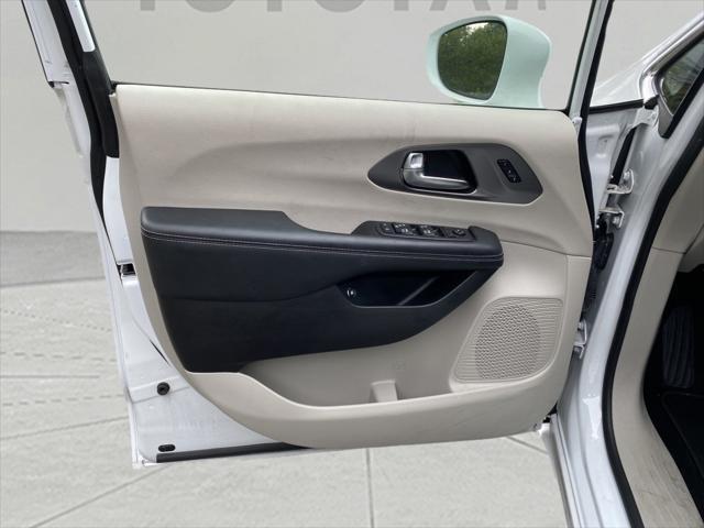 Photo of 2022 Bright White Clearcoat Chrysler Pacifica Hybrid