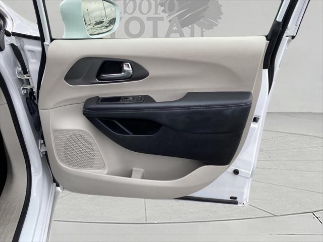 Photo of 2022 Bright White Clearcoat Chrysler Pacifica Hybrid