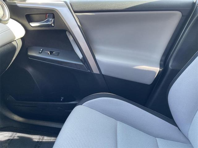 Photo of 2016 Super White Toyota RAV4