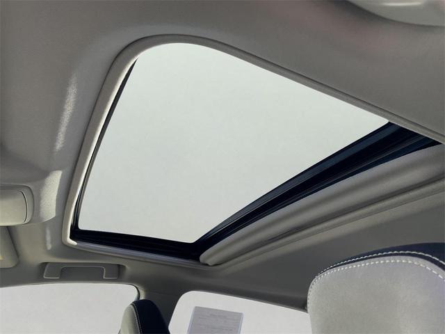 Photo of 2016 Super White Toyota RAV4