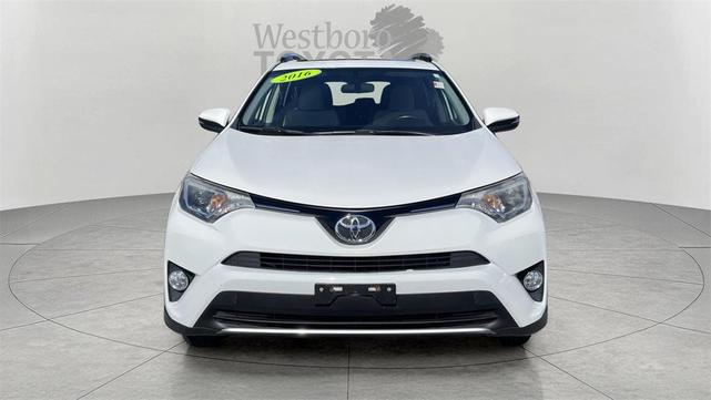 Photo of 2016 Super White Toyota RAV4