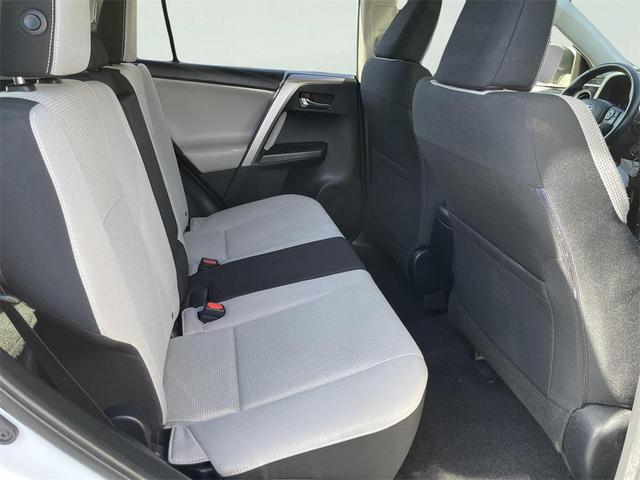 Photo of 2016 Super White Toyota RAV4