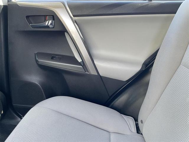 Photo of 2016 Super White Toyota RAV4