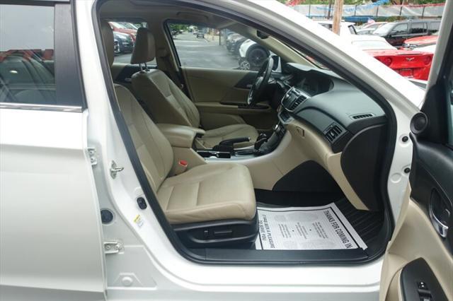 Photo of 2013 White Orchid Pearl Honda Accord