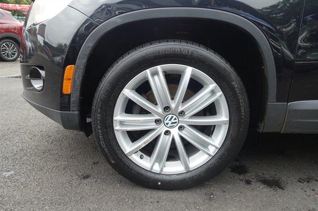 Photo of 2011 Deep Black Metallic Volkswagen Tiguan