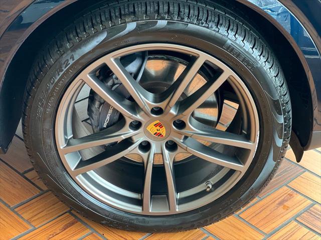 Photo of 2022 Moonlight Blue Metallic Porsche Cayenne E-Hybrid