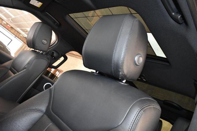 Photo of 2020 Fuji White Land Rover Discovery