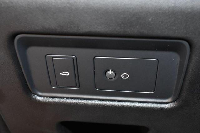 Photo of 2020 Fuji White Land Rover Discovery
