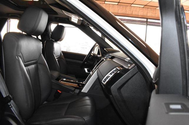 Photo of 2020 Fuji White Land Rover Discovery