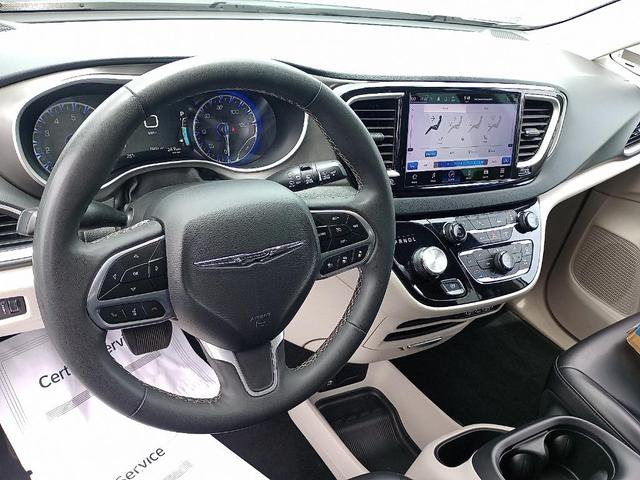Photo of 2023 Bright White Clearcoat Chrysler Pacifica