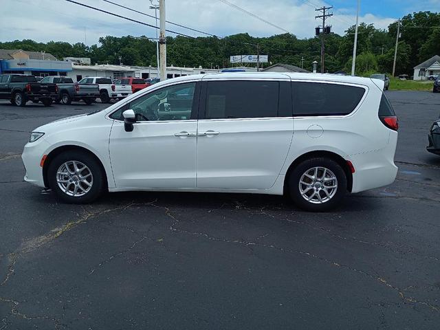 Photo of 2023 Bright White Clearcoat Chrysler Pacifica