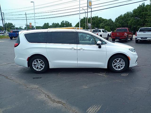 Photo of 2023 Bright White Clearcoat Chrysler Pacifica