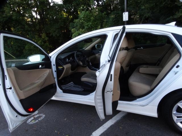 Photo of 2012 White Hyundai SONATA