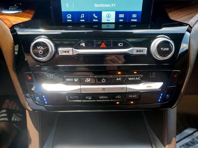 Photo of 2021 White Ford Explorer