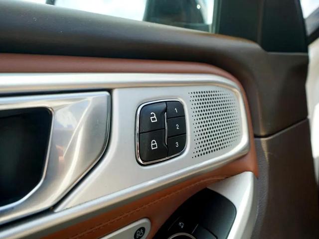 Photo of 2021 White Ford Explorer